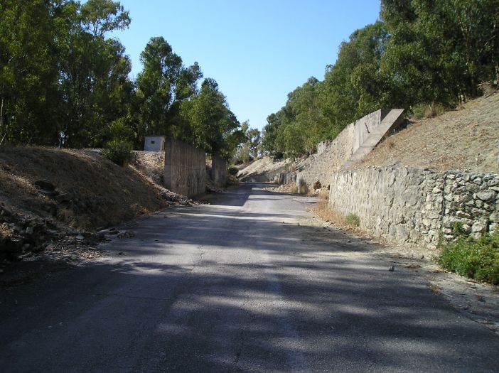 Camino de acceso a los polvorines (derecha). Fotografía de José A. Aparicio Florido 